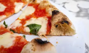 Pyszna pizza neapolitańska przepis na klasyk z pomidorami, mozzarellą i bazylią. Idealnie wypieczone ciasto z pęcherzykami powietrza.