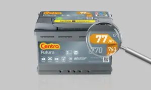 Akumulator Centra Futura 77 Ah. Powiększenie pokazuje, jak zmierzyć pojemność akumulatora, wskazując 77 Ah.