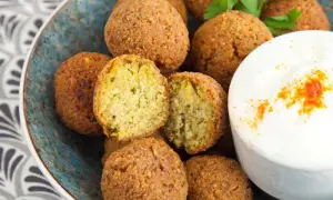 Falafel kebab: Wegetariański hit! Co to, skład i domowy przepis