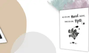 Pfotenabdruck Hund selber machen: Ein Abdruckpapier-Set und eine Karte mit Pfotenabdruck und Spruch.