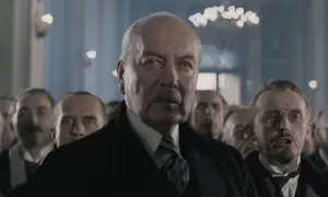 Starszy mężczyzna z wąsami i grupą ludzi w tle. Czy to scena z filmu, która ukazuje największe błędy historyczne w polskich filmach, o których milczą twórcy?