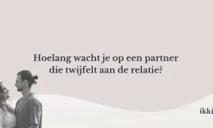 Een stel kijkt elkaar aan, de tekst vraagt: "Hoelang wacht je op een partner die twijfelt aan de relatie?".