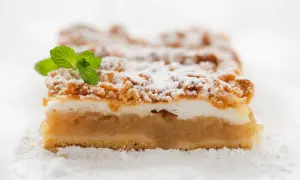Puszysta piana w szarlotce, która nie opadnie, to sekret tego ciasta. Warstwa jabłek, bezy i kruszonki, posypana cukrem pudrem.