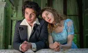Nikodem Rozbicki w filmach często wciela się w role romantycznych bohaterów. Tutaj widzimy go z ukochaną, w historycznych strojach.
