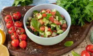 Gurken-Tomaten-Salat: Einfaches Rezept, Tipps & Ideen für den Sommer