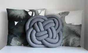 Poduszka z koca DIY: Stwórz ją łatwo, nawet bez szycia!