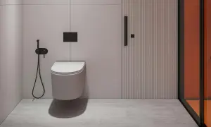 Nowoczesna łazienka z podwieszanym WC obok umywalki, czarną armaturą i drzwiami prysznicowymi w pomarańczowym odcieniu.