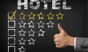 Ocena hotelu: zaznaczony pierwszy kwadrat i jedna złota gwiazdka. Kciuk w górę oznacza zadowolenie z pobytu.
