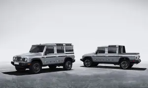 Dwa samochody terenowe INEOS Grenadier: wersja kombi i pickup, prezentują swoją solidną konstrukcję.