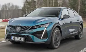 Niebieski Peugeot 408 w ruchu. Sprawdź aktualną peugeot 408 cena i dostępne wersje.