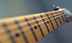 Jak ustawić menzurę w gitarze elektrycznej, aby uniknąć błędów strojenia