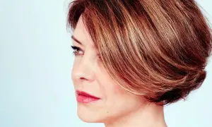 Eleganckie fryzury dla pań po 50-tce: krótkie, stylowe cięcie z refleksami. Idealne dla każdej kobiety.