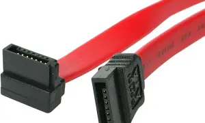 Czerwony kabel SATA z czarnymi złączami, gotowy do podłączenia dysku. Różnica między ATA a SATA jest widoczna w złączach.