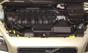 Silnik Volvo V40 D2 z widocznym kolektorem dolotowym i napisem VOLVO.