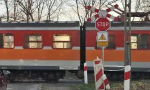 Pociąg na przejeździe kolejowym w Kętach-Bielsku-Białej. Rozkład jazdy pociągów jest kluczowy dla podróżnych.