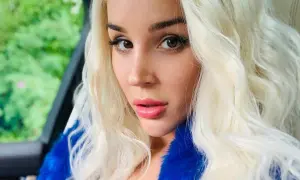 Blondynka w niebieskim futerku, kto to? Może to właśnie ona, słynna sexmasterka, która budzi tyle emocji.