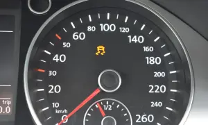 Cruscotto auto con spia ESC accesa, indicante un problema al sistema di controllo stabilità. Velocità a 0 km/h.