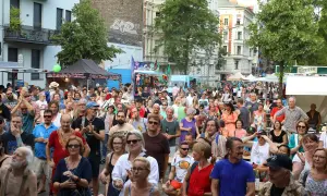 Menschenmenge feiert beim Kreuzberg Festival. Bunte Stände und ein belebtes Straßenfest mit vielen Besuchern.