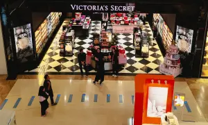 Sklep Victoria's Secret z mgiełkami i perfumami, z czarno-białą szachownicą na podłodze.