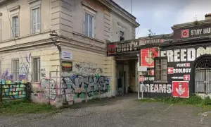 Ingresso del centro Ararat, con graffiti colorati e messaggi di libertà, pace ed ecologia.