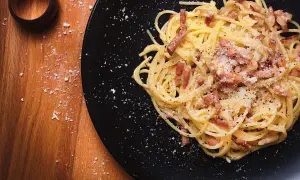 Un plat de spaghetti carbonara, prêt à être dégusté. Une recette italienne authentique, simple et savoureuse.