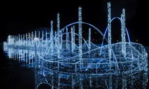 Niebieskie iluminacje tworzą świetlisty, nowy świat w Warszawie. Konstrukcje z lampek odbijają się w wodzie, tworząc magiczny widok.