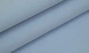 Miękki, błękitny flausz układa się w fałdy, tworząc przytulną fakturę.