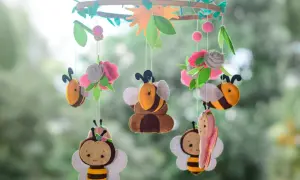 Ein niedliches Mobile zum Thema Bienen und Blumen, perfekt zum mobile basteln für das Kinderzimmer.