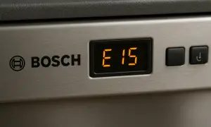 Wyświetlacz zmywarki Bosch z kodem błędu E15.