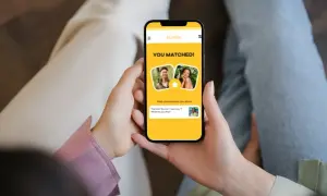 Aplikacje do poznawania ludzi: ekran telefonu z powiadomieniem "YOU MATCHED!" na Bumble. Matt skomentował zdjęcie, zaczynając rozmowę.