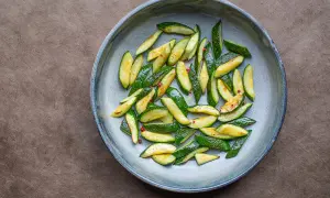Gebratene Zucchinischeiben mit roten Pfefferflocken, eine einfache Idee für zucchini rezepte.
