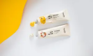 Dwie tubki masek do twarzy: jedna żółta, druga beżowa. Idealne do domowego everything shower.