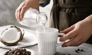 Które mleko roślinne ma najwięcej białka? Odkryj najlepsze opcje