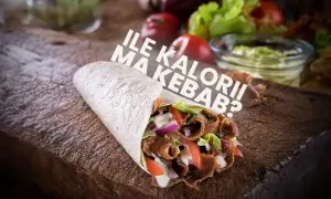 Pyszny kebab na talerzu, pełen mięsa i warzyw. Zastanawiasz się, ile kcal ma ten przysmak?
