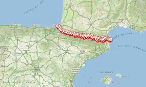 Mapa de la senda pirenaica, con marcadores de senderistas a lo largo de la cordillera, desde el Golfo de Vizcaya hasta el Mediterráneo.