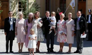 Familie feiert Taufe. Elegante Outfits, die zeigen, was zur Taufe anziehen: zarte Pastelltöne und festliche Kleider.