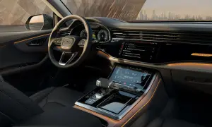 Interni lussuosi dell'Audi Q8 con illuminazione ambientale e schermi digitali.