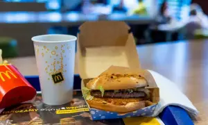 Hamburger z McDonald's, frytki i napój. Zastanawiasz się, ile kcal ma hamburger z Mc? Ten zestaw to smakowita opcja.