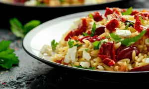 Salade de pâtes orzo avec tomates séchées, mozzarella fraîche et basilic. Un plat coloré et savoureux.