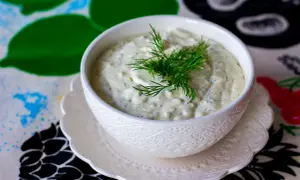 Krämig sås med dill, perfekt som skolans fisksås till sillen.