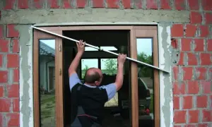 Drzwi zewnętrzne przed czy po tynkach – uniknij kosztownych błędów