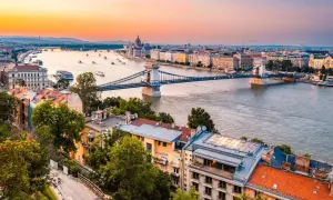 Budapeszt o zachodzie słońca, z Mostem Łańcuchowym i Parlamentem. Węgry najpiękniejsze miejsca.