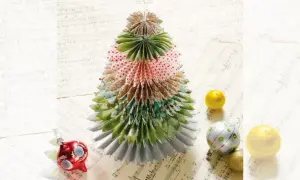 Urocza choinka 3d z papieru, ozdobiona bombkami i nutami.