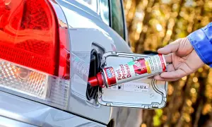 Dodawanie preparatu Fuel Protect Diesel do baku samochodu, by chronić silnik.