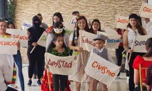 Niños sostienen pancartas con valores como "Amistad", "Civismo" y "Educación", mostrando que es la paz para niños.