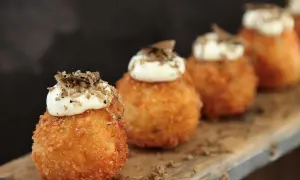 Krispiga arancini med tryffel, en perfekt förrätt eller tilltugg. Ett enkelt arancini recept att följa.
