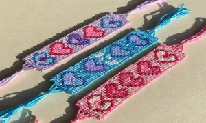 Stwórz bransoletkę z nitki! Prosty poradnik DIY dla początkujących.