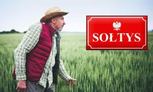 Rolnik w polu zastanawia się, ile zarabia sołtys. Obok tabliczka z napisem "SOŁTYS" i orłem.