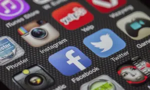 Ikony aplikacji na ekranie smartfona: Facebook, Instagram, Twitter. Czy mogę usunąć Facebooka bez usuwania Messengera?