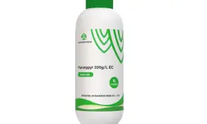 Biała butelka z zieloną nakrętką, zawierająca środek chwastobójczy **fluroksypyr** 200g/L EC, o pojemności 1L.